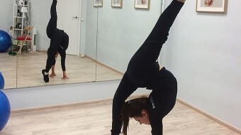 The dancer, without turning his head, can see what is happening around