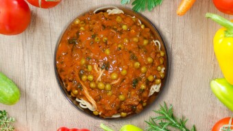 Spaghetti home a'la marianamariano, with green peas and parsley