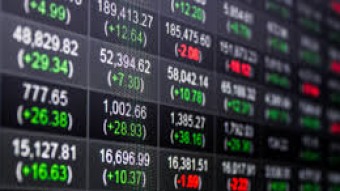 The optimism of the consumer with the commercial war fades, but Wall Street culminates the month of August on the rise.