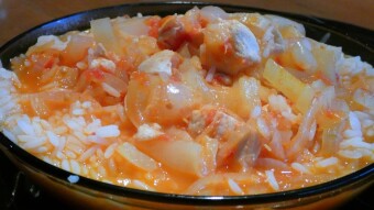 Letcho 1:1:1:1 of white pepper, chicken breast, tomatoes, and onion with rice powder