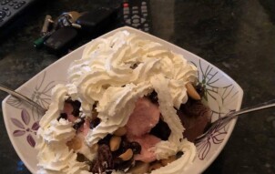 My mother call this ice cream “banana split”