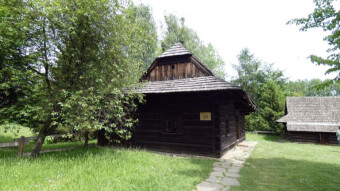 A peasant's house and a rich peasant's house on the basis of houses in the Silesian open-air museum