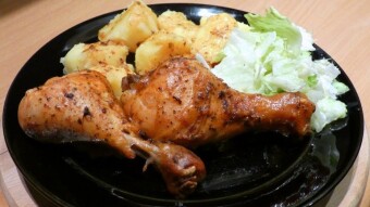 Chicken sticks in pepper and herb sauce