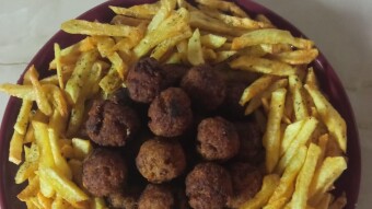 Foodbook #817 meatballs with French fries