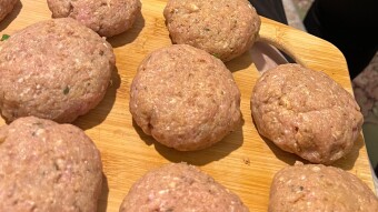 Foodbook #1221 burgers with siracha