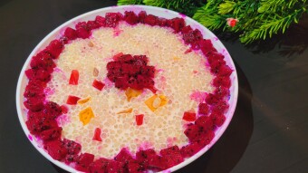 Postre de fruta con sabudana de leche