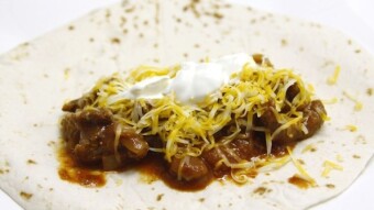 Echarle mucha crema a los tacos / Put a lot of cream on the tacos