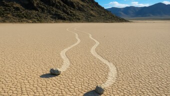 Stones of death valley : Rocks that move alone