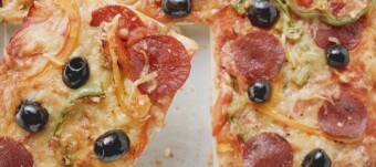 The man who bought two pizzas for 10,000 Bitcoins bought two more pizzas with bitcoin