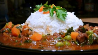Beef stewed with onion, carrot, green peas, and tomato puree
