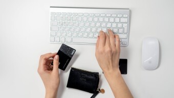 Google pay and Apple pay put together in one basket: Uphold Debit Card