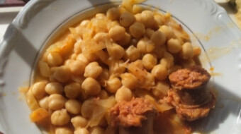 Garbanzos con Col y Chorizo