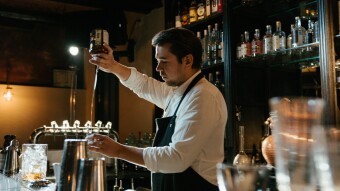 ¿Quién está detrás de la barra?