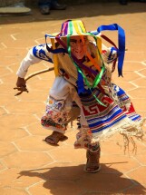 Antigua vestimenta y baile tradicional.