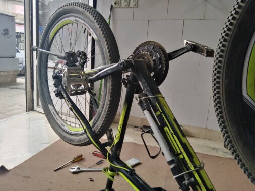 Photography of Cycling, The Story of Repairmen &amp; a Friend