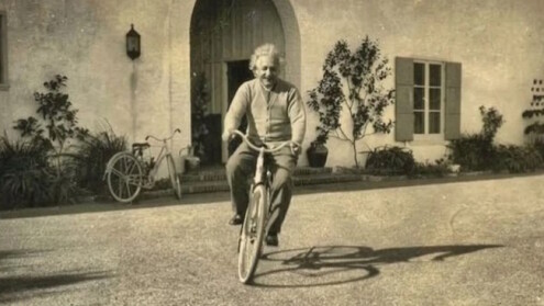 Einstein en bicicleta