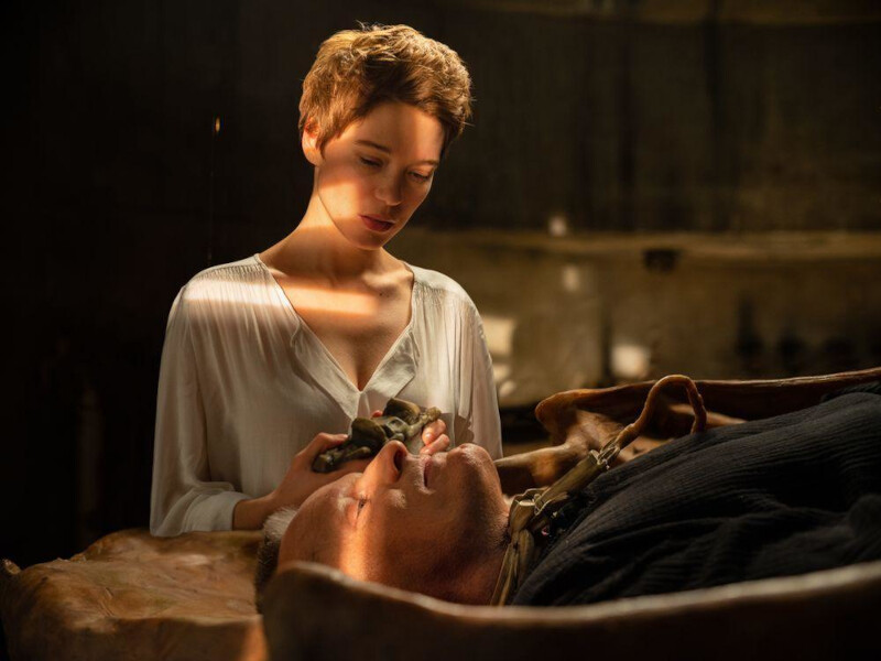 Léa Seydoux and Viggo Mortensen in Crimes of the Future