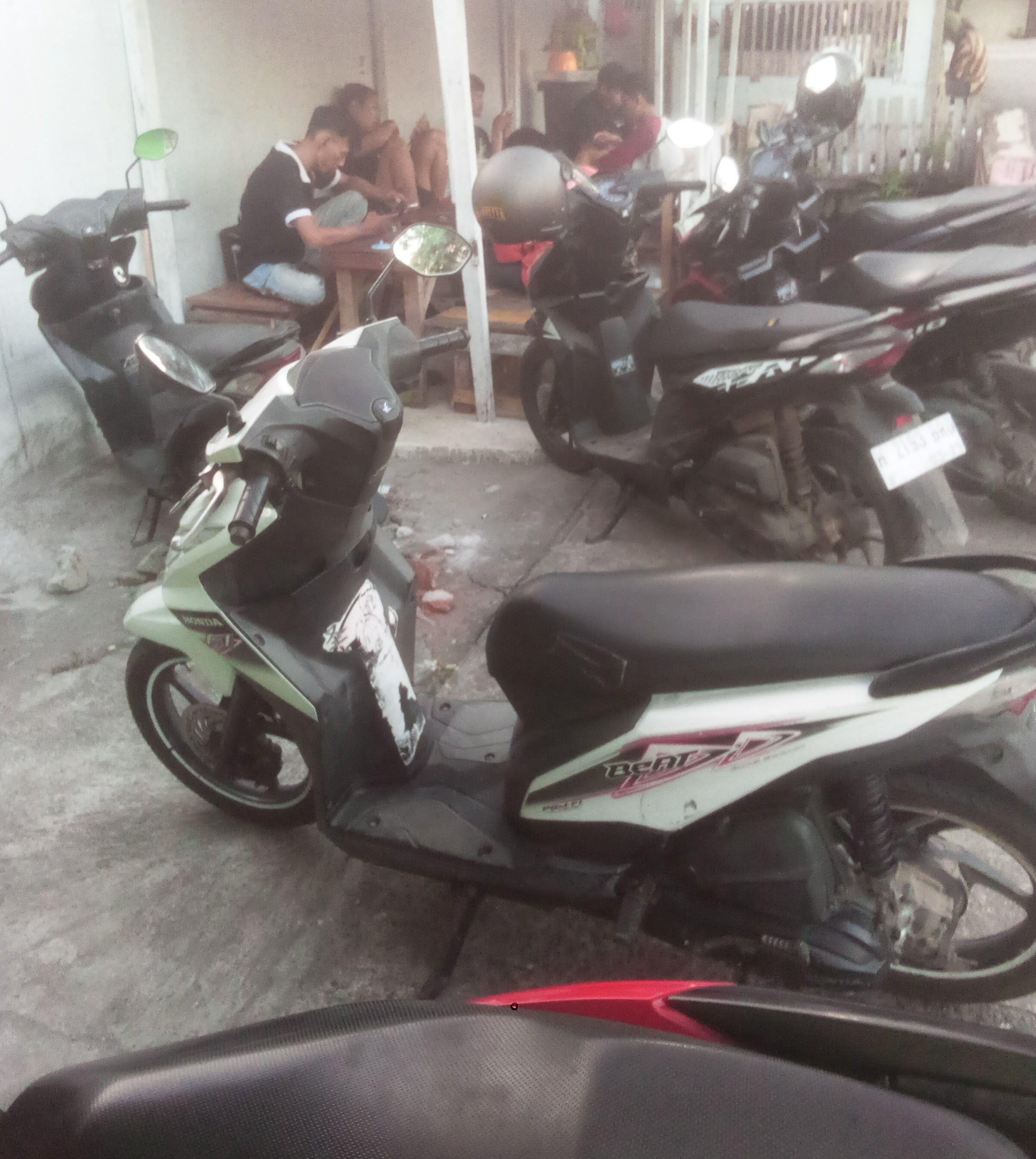 Daily roadside routine of an Indonesian ojol driver and Web3 student in Kendal.