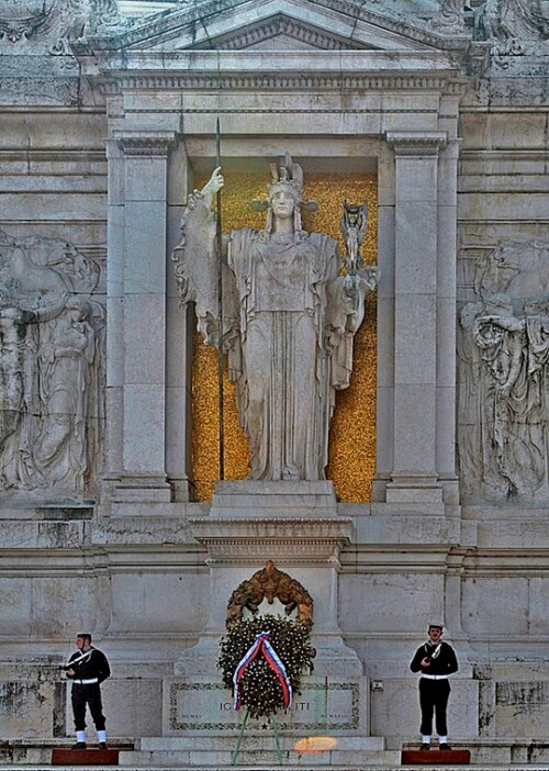 http://www.facade-project.ru/spravochniki/razdel_statej/fasady_znamenitych_arhitekturnyi_sooruzhenii/vittoriano_vittoriano/