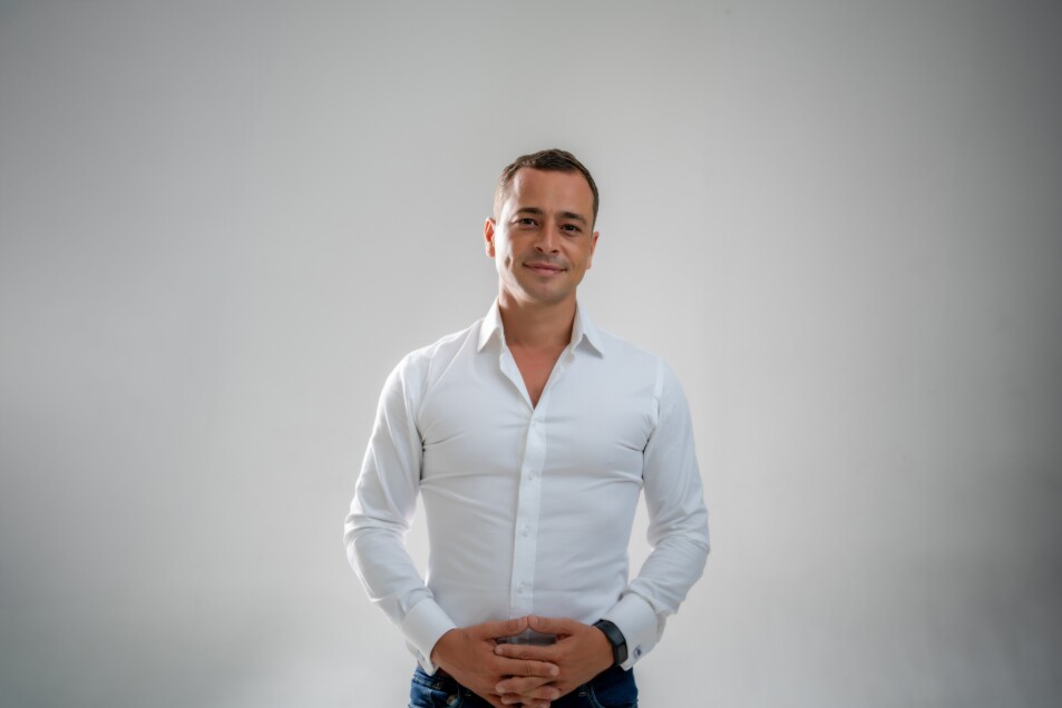 Laurent Terrijn is COO of Ripple, a personal branding agency for ambitious professionals. Author of The Foundation: 30 Lessons That Matter. 🔗 LinkedIn | 🔗 laurentterrijn.com