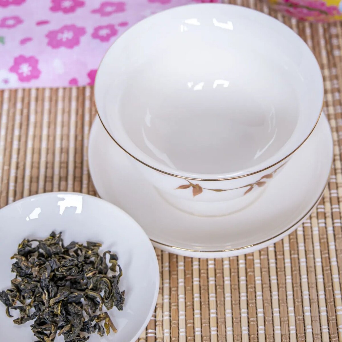 Gaiwan and tea leaves