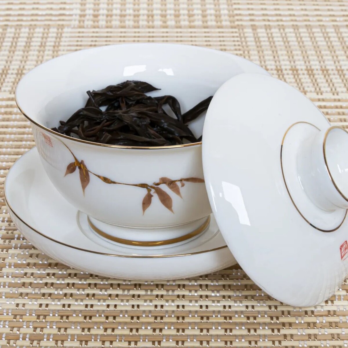 Gaiwan and black tea leaves