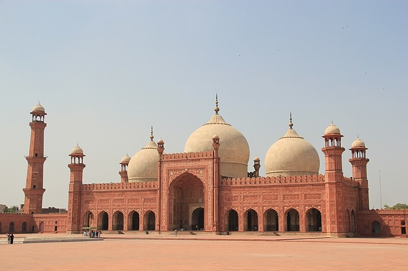 Badshahi Mosque by Mughal Empires https://en.wikipedia.org/wiki/File:Badshahi_Mosque_front_picture.jpg