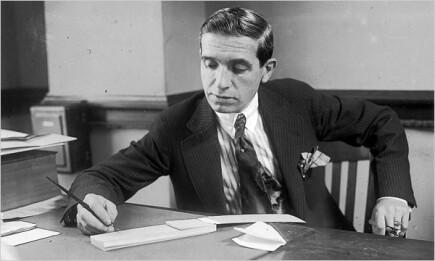 Carlo Ponzi, conocido más que nada por sus estafas basadas en el sistema piramidal.