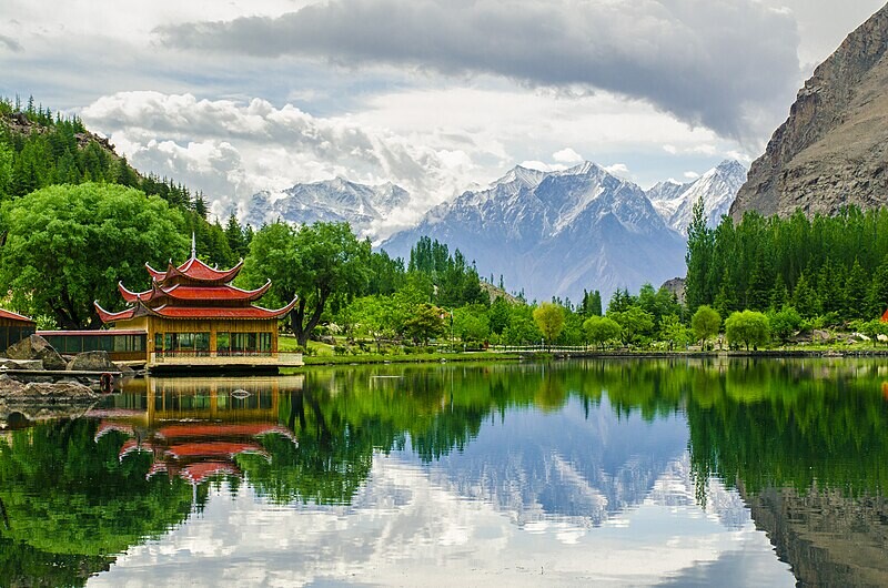 Shangrila,_Lower_Kachura_Lake