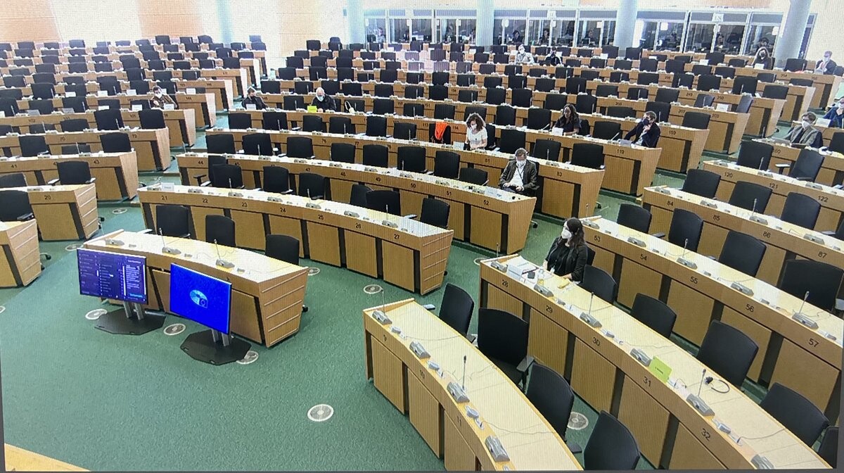 EU voting, empty chairs.