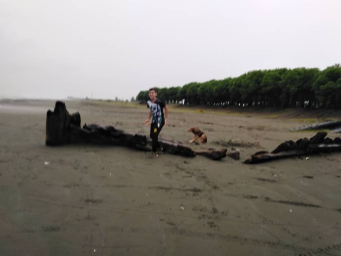 Beach Trip Before Sunrise &amp; Stormy Sea