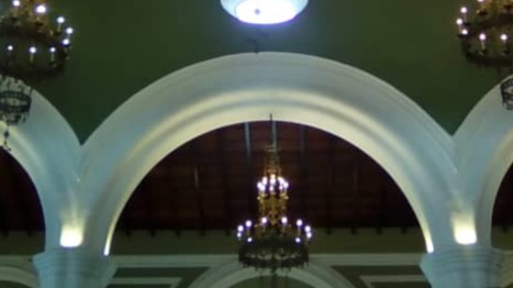 Arcos y lámpara de la iglesia La Candelaria, Caracas (foto de mi propiedad)