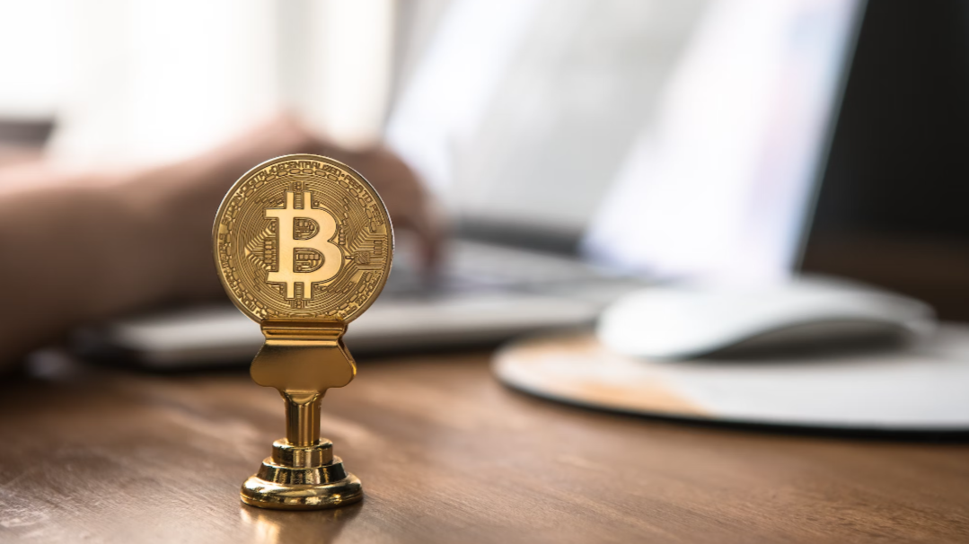 https://unsplash.com/it/foto/bitcoin-dore-sur-table-marron-TIop03zZOgc