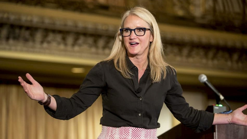 Mel Robbins giving a “motivational” speech