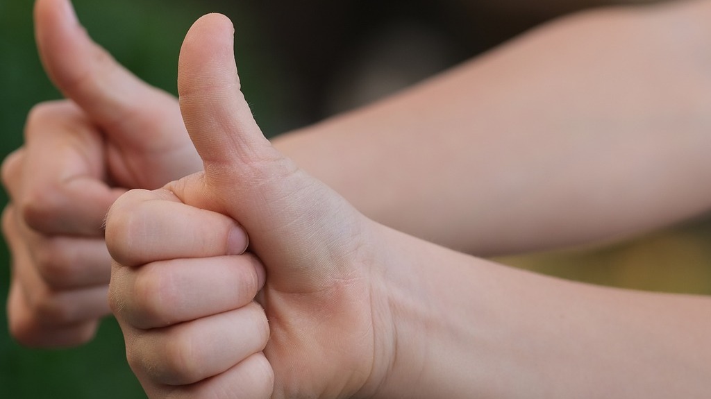 two hands with thumbs up