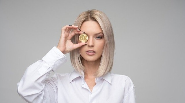 https://pixabay.com/pl/photos/women-m%C5%82ody-dla-doros%C5%82ych-3373913/