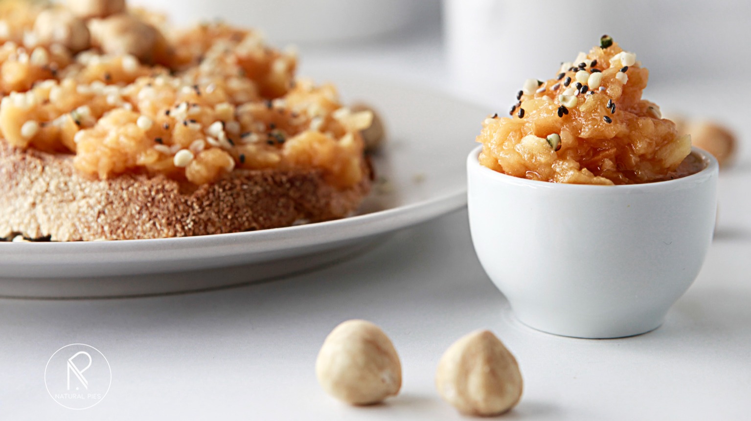 Toast with fresh fruit, so we can enjoy a healthy breakfast with more vitamins and minerals.