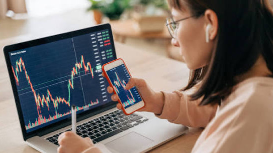 A simple visual representing the struggle of understanding crypto as a beginner and finding clarity without trading hype.