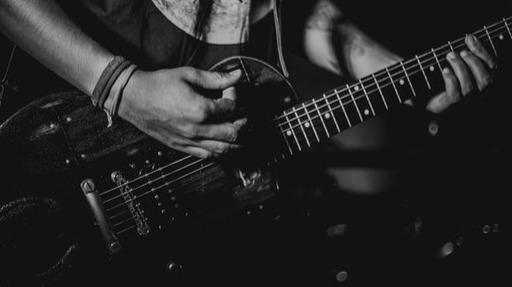 https://www.pexels.com/de-de/foto/akustisch-auffuhrung-auftritt-band-811838/