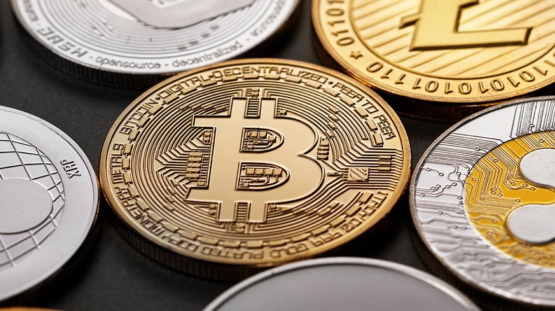 bitcoin surrounded by altcoins
