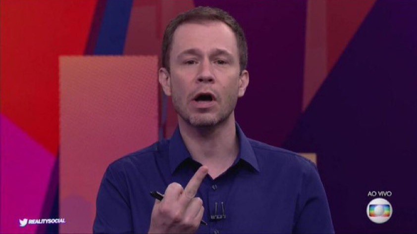 Thiago Leitfert mostrando o dedo do meio