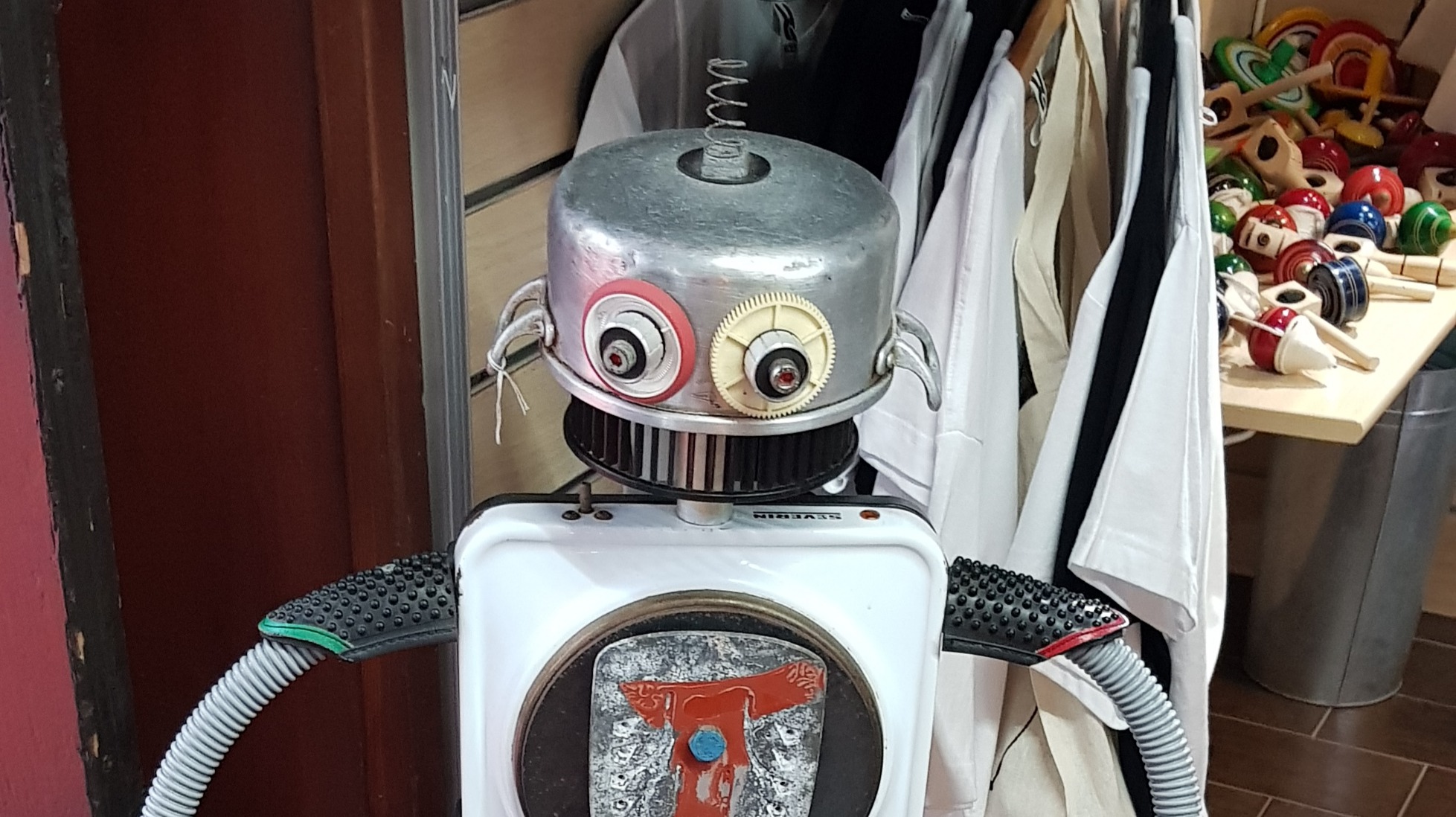 A scrap robot (at the top of its career?)