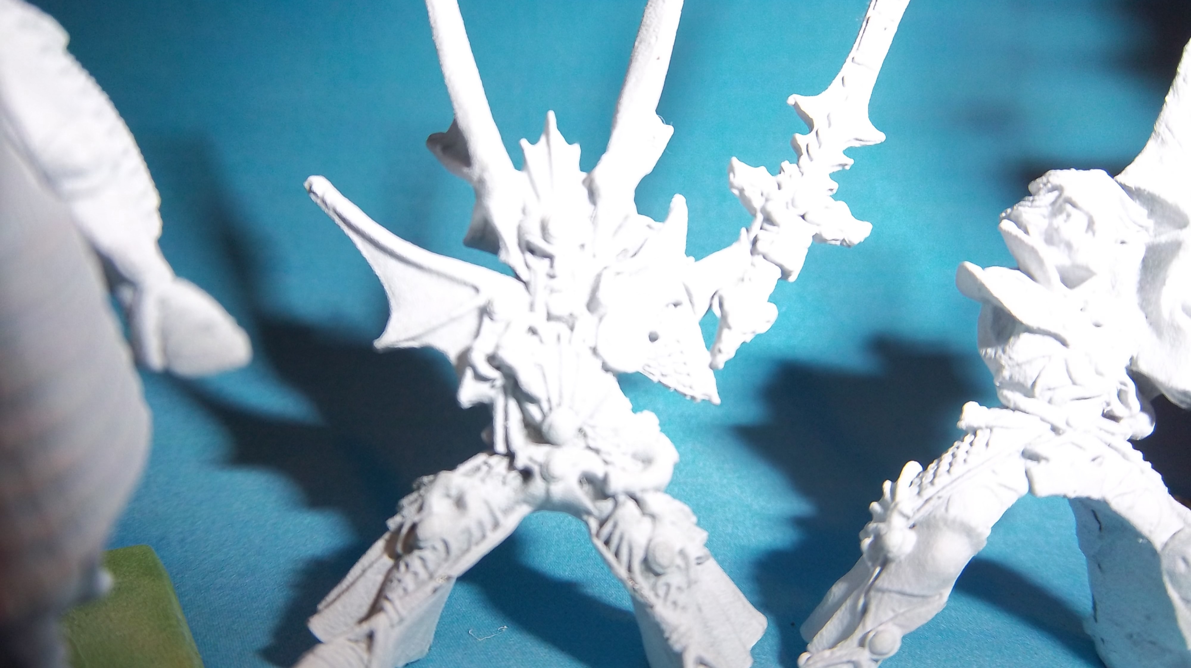 Dragon Princes of Caledor Hero - Zoom on the miniature in white on a blue background
