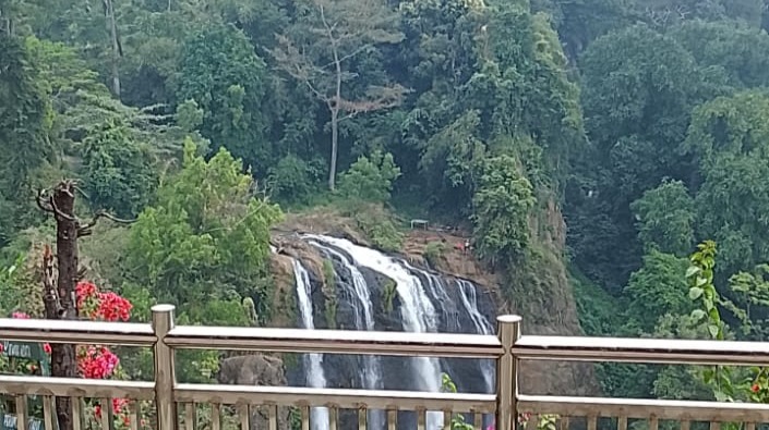 Sitting by the roaring water, watching the mist rise against the lush green forest, I took a moment to refresh my mind