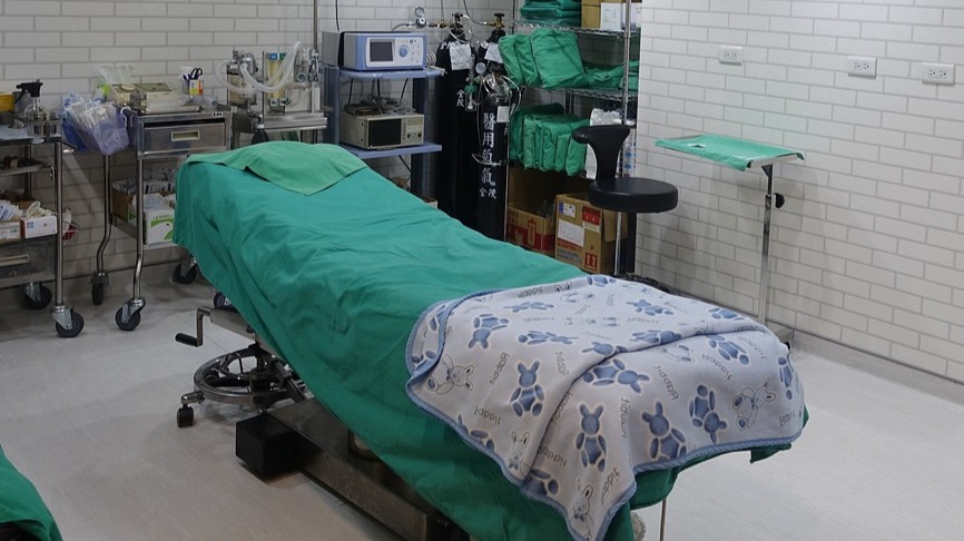 https://pixabay.com/photos/surgery-room-clinic-surgery-2328418/