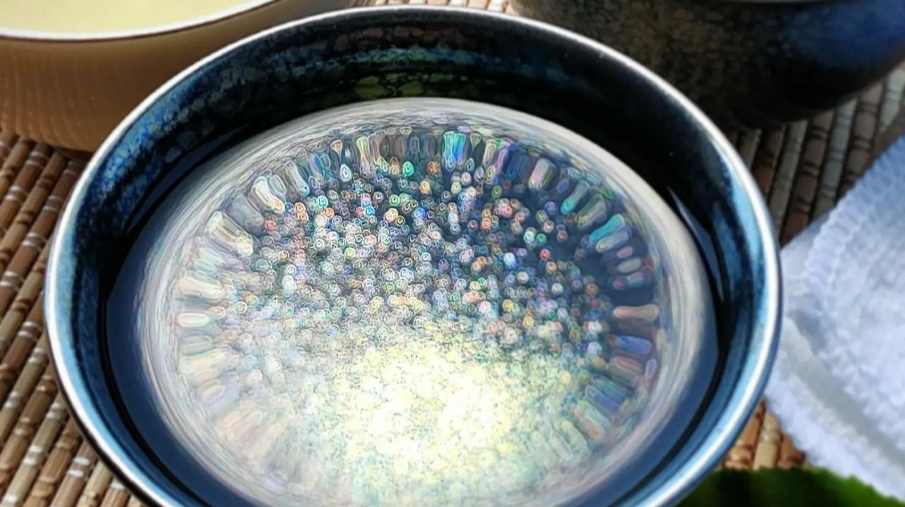 light reflection on a cup of tea