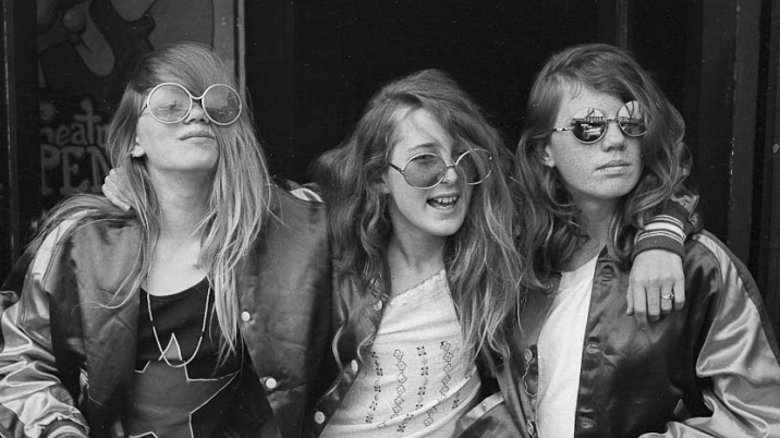 three girls, the seventies. The first looks like Lindy