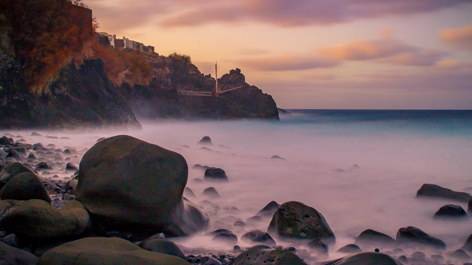 Black beaches · Playas negras on Creary · Download and print