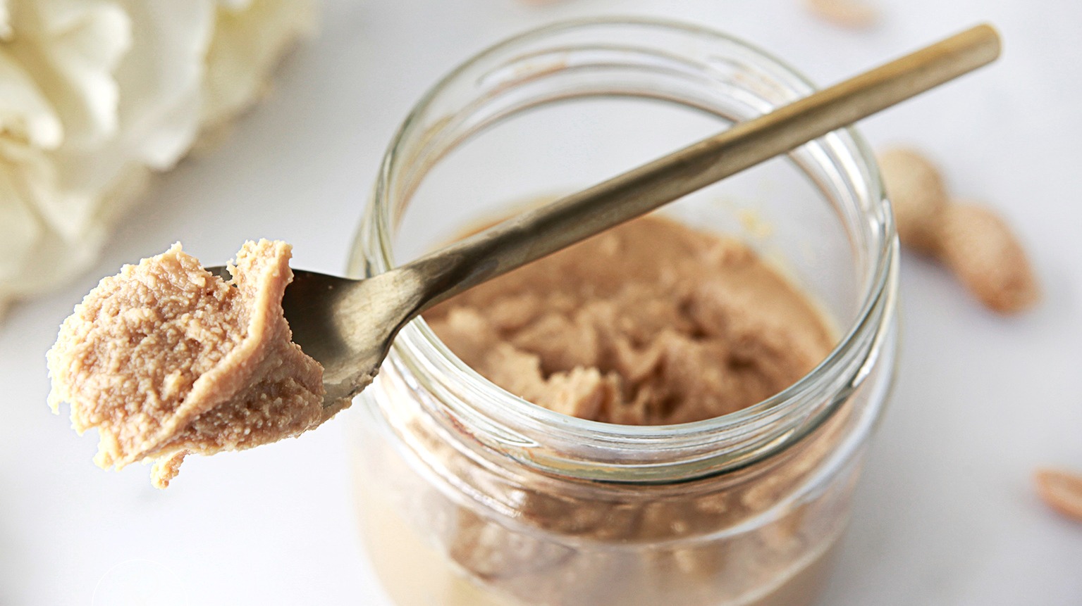 Homemade peanut butter, with 100% peanuts, rich in proteins and B vitamins, it also contains manganese, magnesium and iron.