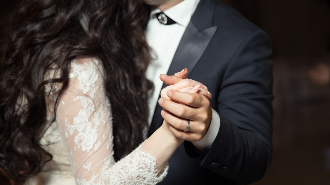 https://pixabay.com/es/photos/personas-hombre-mujer-novio-novia-2595851/